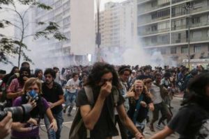 Confronto com muitos feridos durante protesto de integrantes do Movimento Passe Livre (MPL), na cidade de São Paulo (SP), nesta terça-feira (12), contra o aumento do valor da tarifa do transporte público, que passou de R$ 3,50 para R$ 3,80 no último sábado (09). Concentração na Praça do Ciclista. André Lucas Almeida/Futura Press