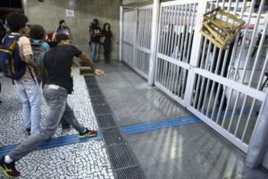 Protesto de integrantes do Movimento Passe Livre (MPL), contra o aumento do valor da tarifa do transporte público que passou de R$ 3,50 para R$ 3,80, nesta terça-feira (12), em São Paulo (SP). Concentração na Praça do Ciclista. Suamy Beydoun/Futura Press