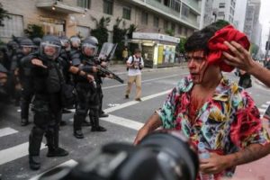 Confronto com muitos feridos durante protesto de integrantes do Movimento Passe Livre (MPL), na cidade de São Paulo (SP), nesta terça-feira (12), contra o aumento do valor da tarifa do transporte público, que passou de R$ 3,50 para R$ 3,80 no último sábado (09). Concentração na Praça do Ciclista. André Lucas Almeida/Futura Press