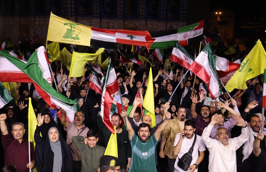 Em Teerã, iranianos exibem bandeiras do país e do Herzbollah ao celebrarem ataque a Tel Aviv
