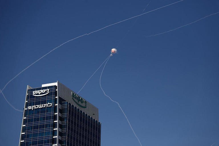 Diversos mísseis iranianos conseguiram furar as defesas aéreas israelenses