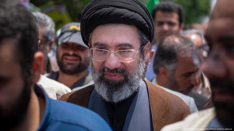 Filho de Ali Khamenei, Mojtaba (foto) não estaria na lista de candidatos indicados pelo pai para sucedê-lo