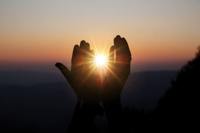 No Brasil, caiu o número de católicos, triplicaram os adeptos das religiões Umbanda e Candomblé desde 2010 e o avanço evangélico, apesar de continuar, perdeu força - (crédito: jcomp/Freepik)